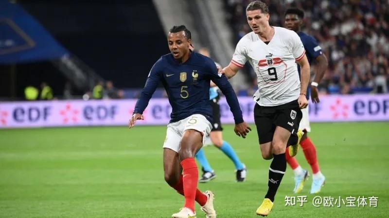 按照规则除了东道主自动晋级外其余的球队会按照uefa排名取前七位入选种子队